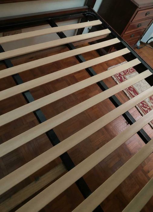 Cama de Casal de Estilo Neoclássico – Mogno com Embutidos e Marchetaria + Estrado
