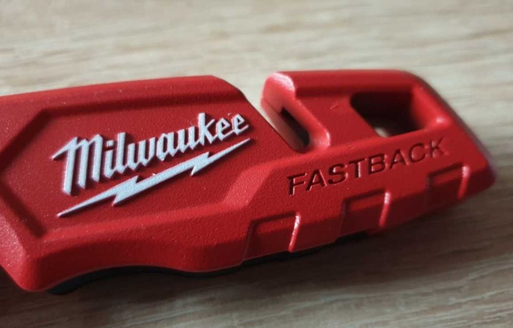 Ніж трапецеподібний Milwaukee Fastback із зберіганням лез
