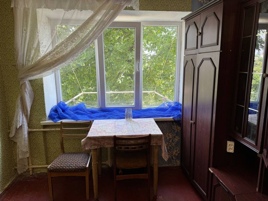 Велика кімната в гуртожитку, Урожай