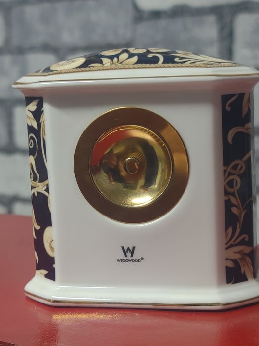 Камінний годинник Wedgwood,костяний порцеляна.