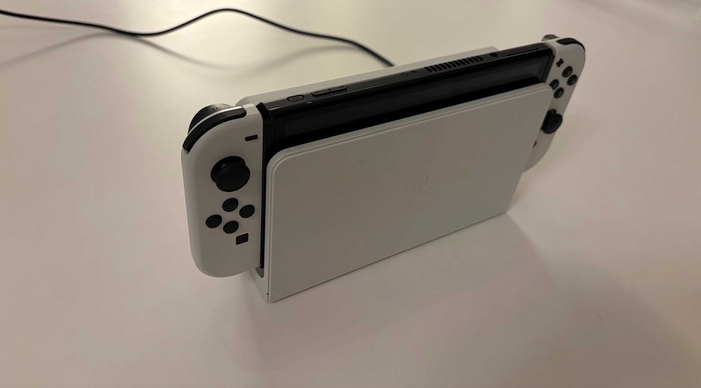 Nintendo Switch + Dock + Estojo