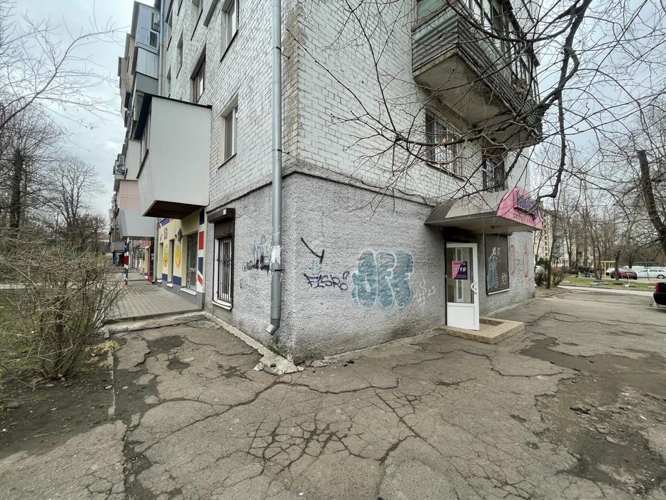 Продаж приміщення на вул. Чарівна - 75,5 кв.м., під салон/офіс