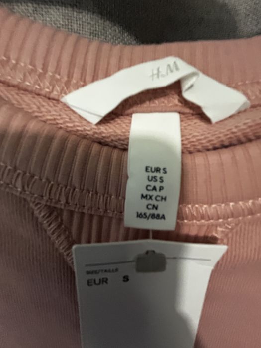 Bluza z napisem  hawt na piersi