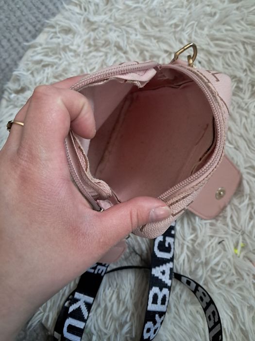 Różowa mała torebka nerka