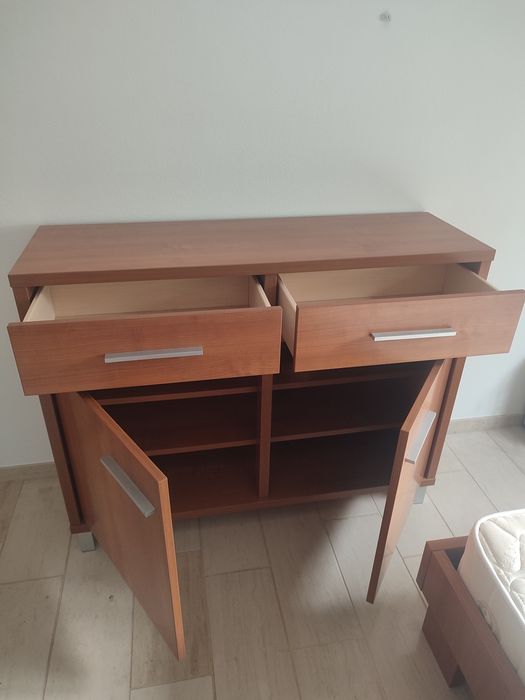 Cama com estrado / colchão / mesa cabeceira / cómoda / espelho