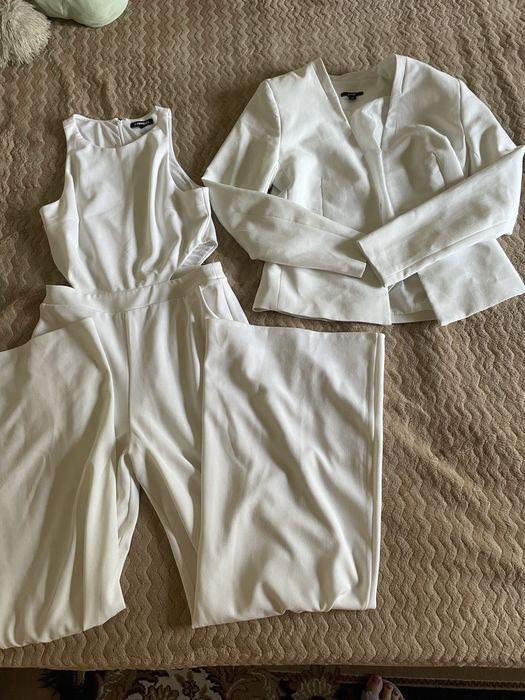 Білий та коричневий костюм