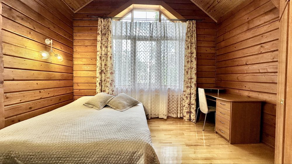 Продаж еко будинку з власним озером та соснами на території