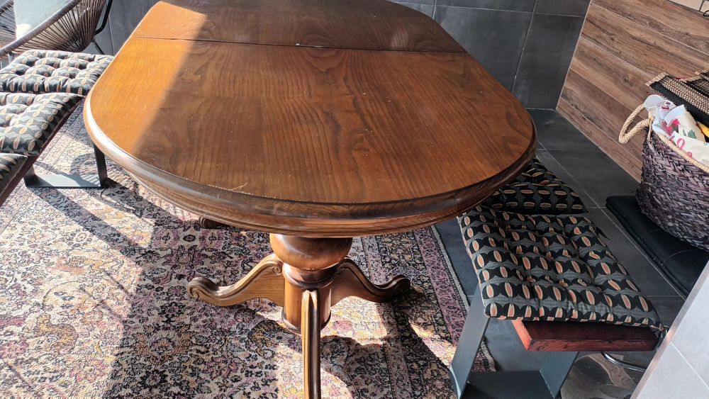 Vendo mesa de madeira em castanho
 maciço. Algumas marcas de uso no to