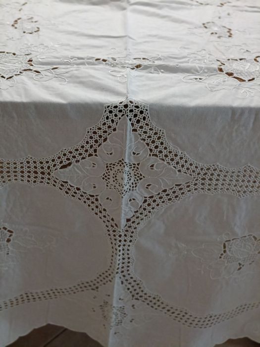 Toalha branca bordada e com crochê