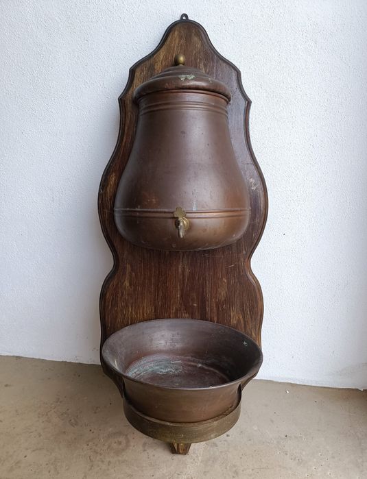 Fonte em madeira e cobre