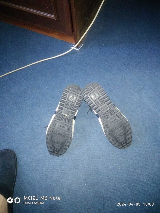 Продам женские кроссовки (разм. 39-40) новые