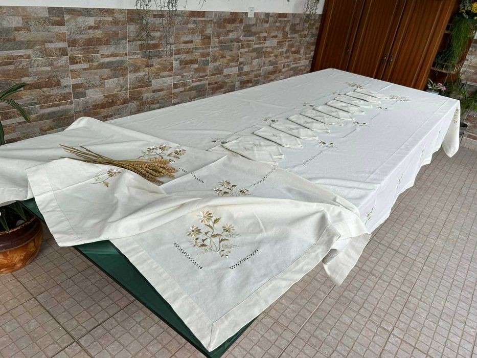 Toalha de Mesa em Linho Bordada + 12 Guardanapos