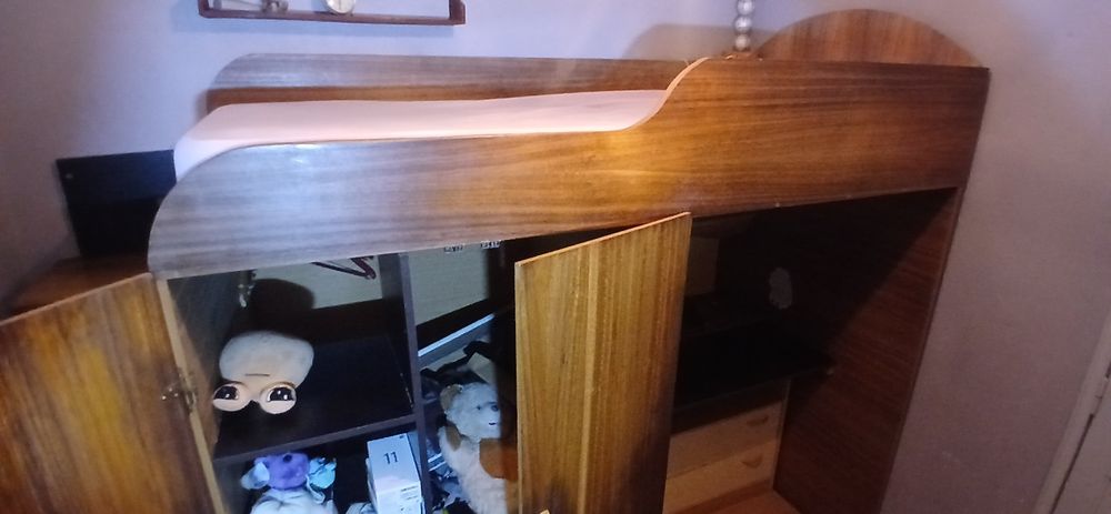 Cama de Solteiro elevada.