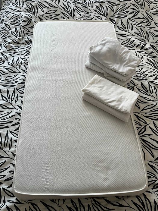 Materac i białe prześcieradła do łóżeczka dziecięcego 120 x 60 x 12 cm