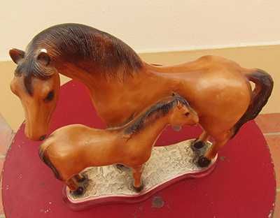 Figura de dois cavalos em gesso pintado