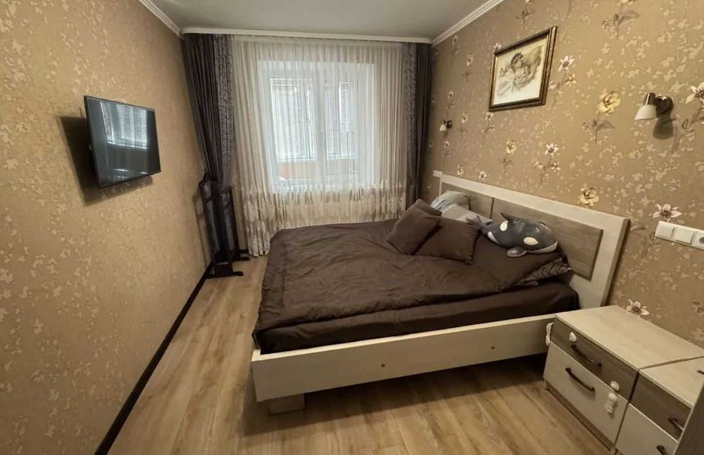 Продається 3-х кімнатна простора квартира площею 74 кв.м. зроблений сучасний ремонт, продаж з технікою та меблями вигідна ціна на ринку, звертайтесь