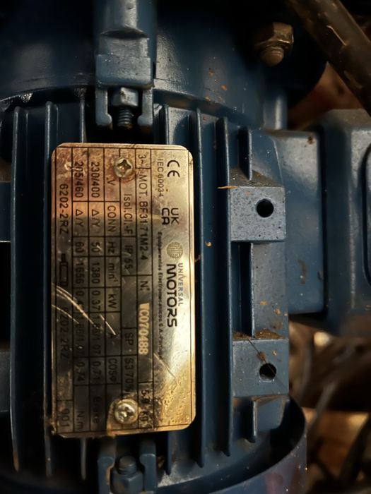 Varios motores eletricos trifazicos