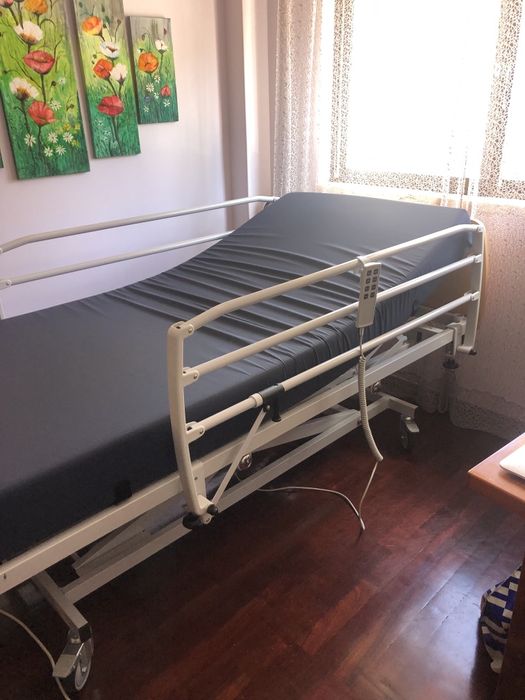 Cama articulada com comando