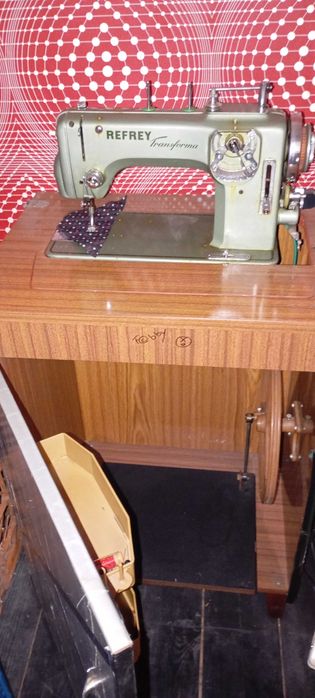 Máquina de costura semi industrial Refrey , modelo 427 com Móvel !