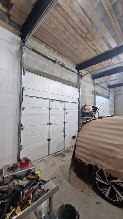 Секційні гаражні та промислові ворота / автоматика