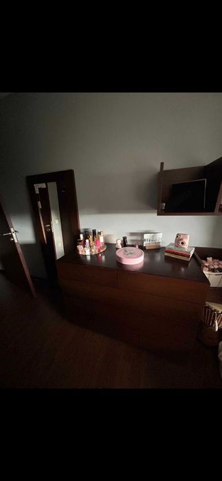 Cama, mesas de cabeceira, cómoda e estante