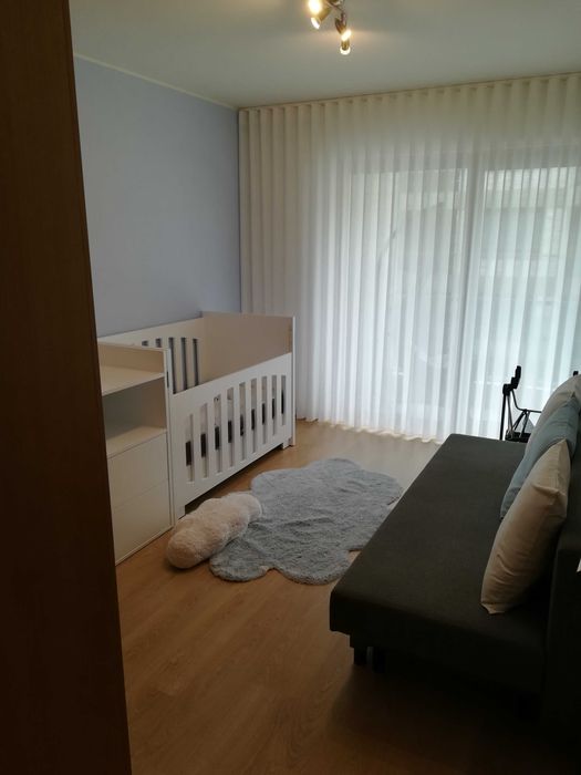 Quarto de bebé: berço e fraldario com gavetas