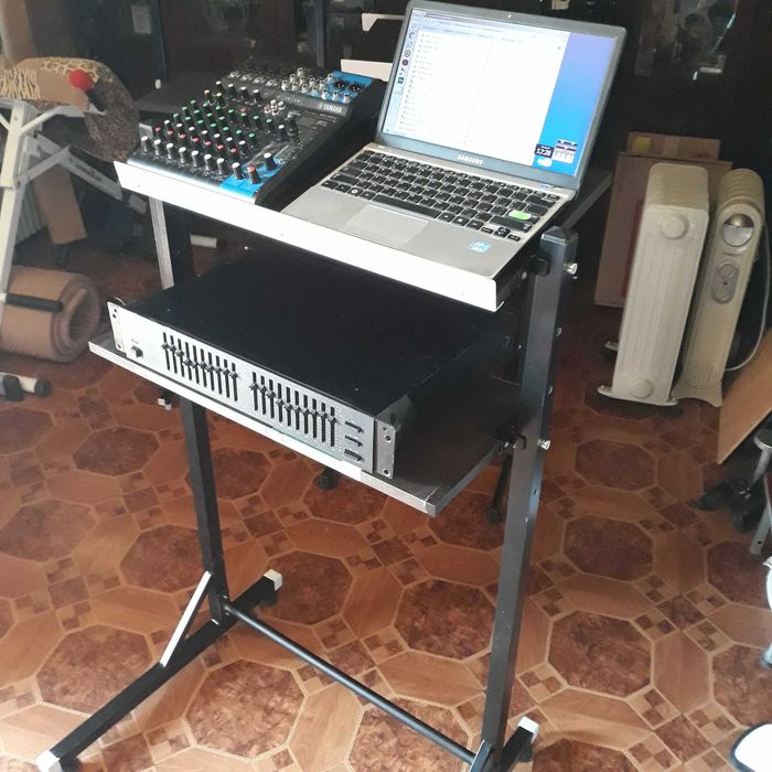 Стойка музыкантам