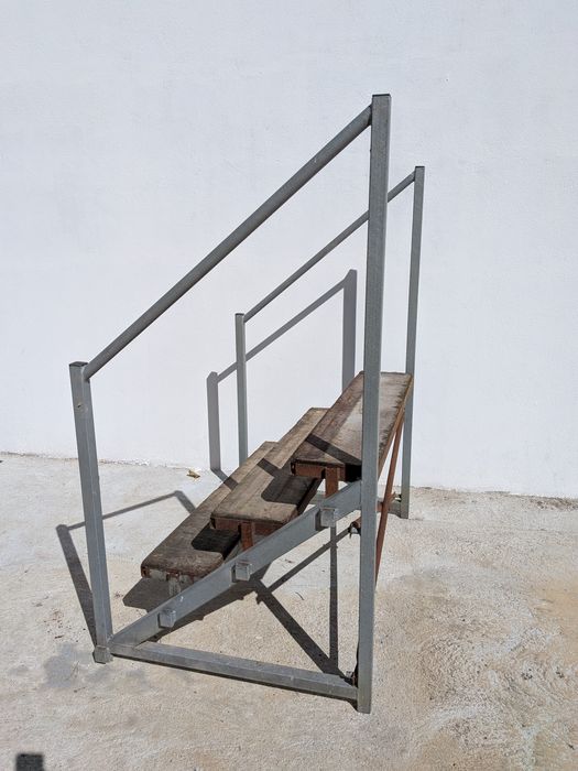 Escada metálica usada