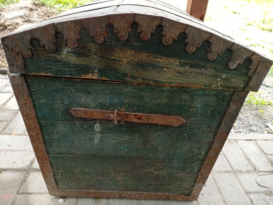 Duży kufer drewniany