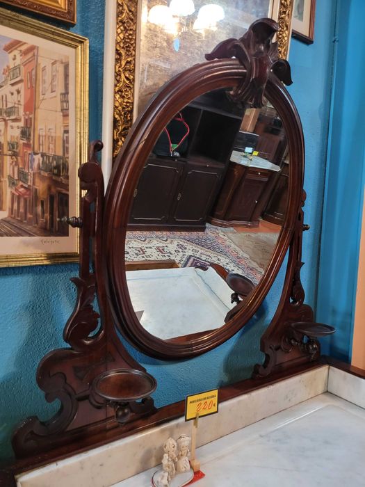 Cómoda antiga em madeira com tampo em pedra e