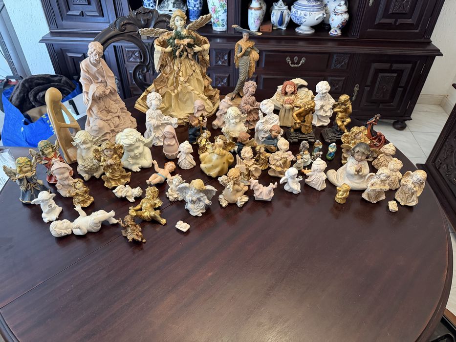 Varios anjos e presepios