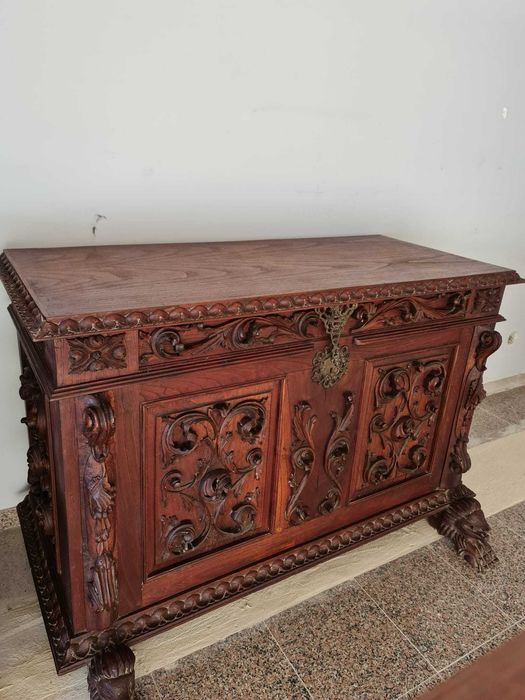 Arca Antiga em madeira trabalhada