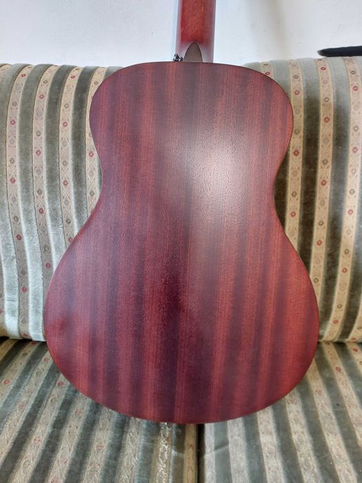 Gitara akustyczna Baton Rouge, szerszy gryf