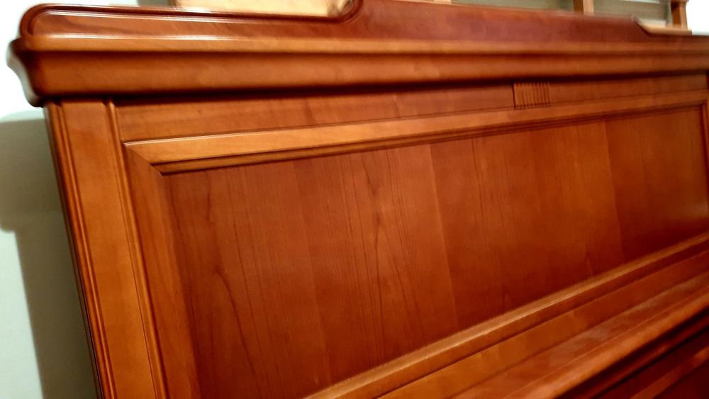 Cama de casal clássico em cerejeira