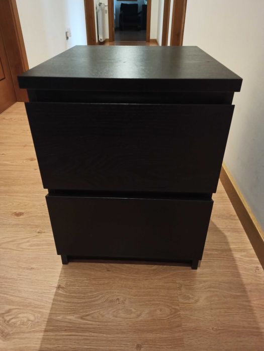 Cama de solteiro e mesa de cabeceira MALM, IKEA