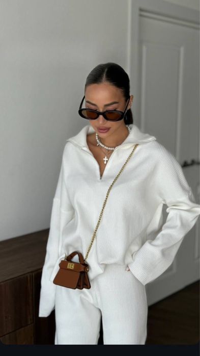 Жіночий білий костюм з ангорового рубчика