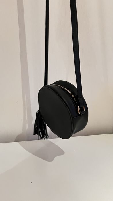 Сумка на ремінці чорна кругла