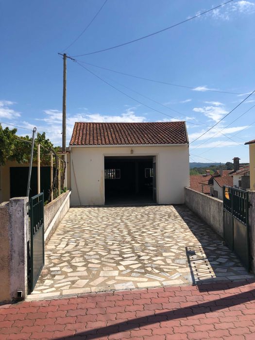 Armazém,  Garagem junto ao modelo continente Tomar