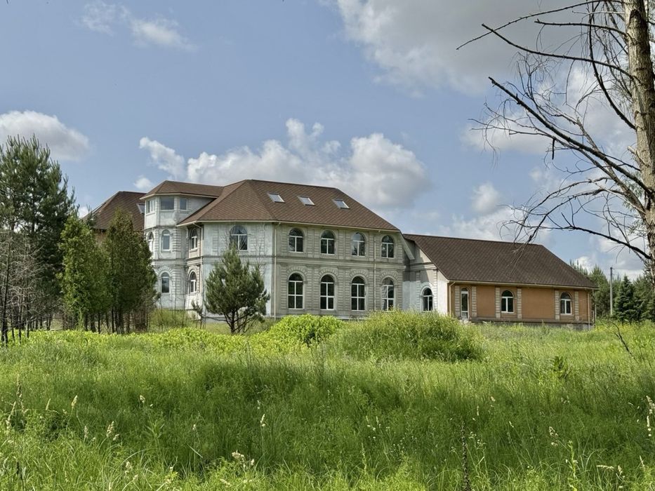 Просторий маєток з басейном — ідеальний варіант для родини чи бізнесу!