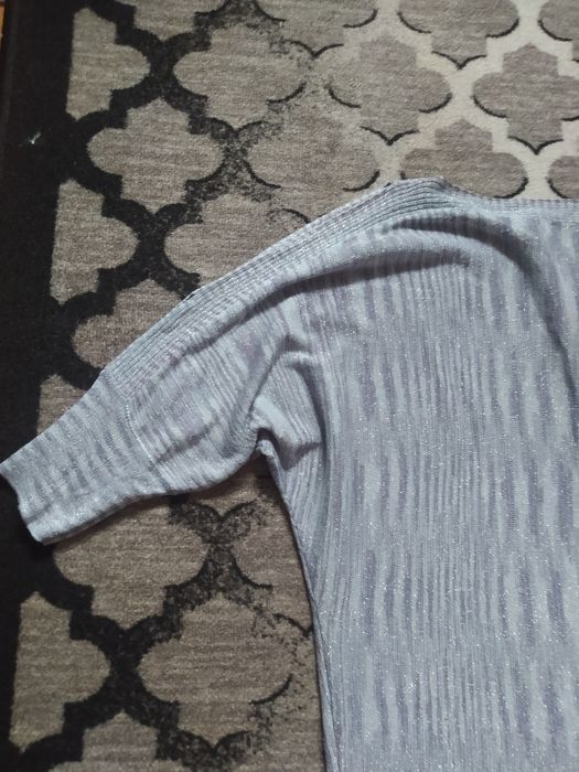 Sweter z ozdobnym rozcięciem na rękawie M&Co srebrny
