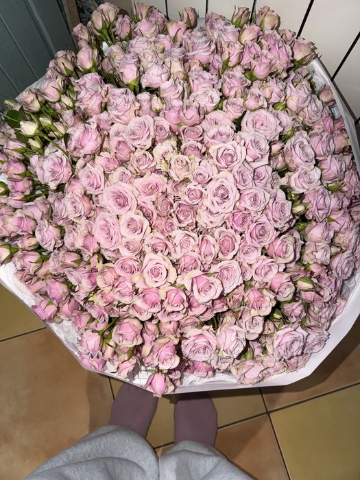 Букет 101 гілочка кушової троянди і кошик з квітами )