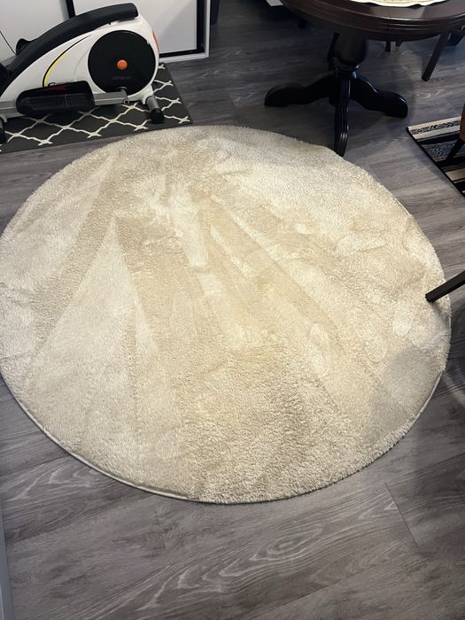 Okragly dywan o srednicy 2m.