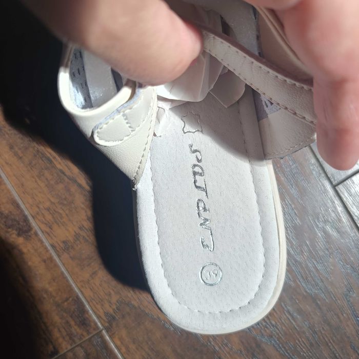 Skórzane beżowe sandały 39 na klinie