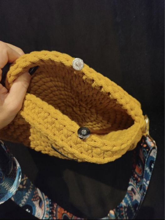 Żółta musztardowa torebka ręcznie robiona na szydełku