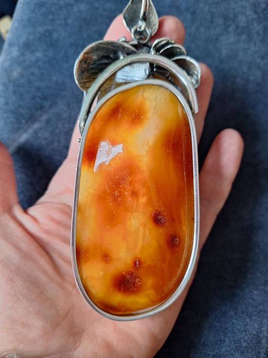 Wisior gigant bursztyn w srebrnej artystycznej oprawie