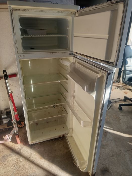 Vendo geladeira usada mais funcionando bem.