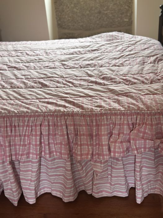 Senhorinha com colcha e almofada a combinar. Fica um quarto lindo