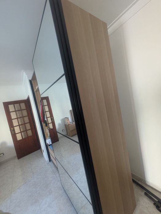 Roupeiro Ikea com porta em espelho