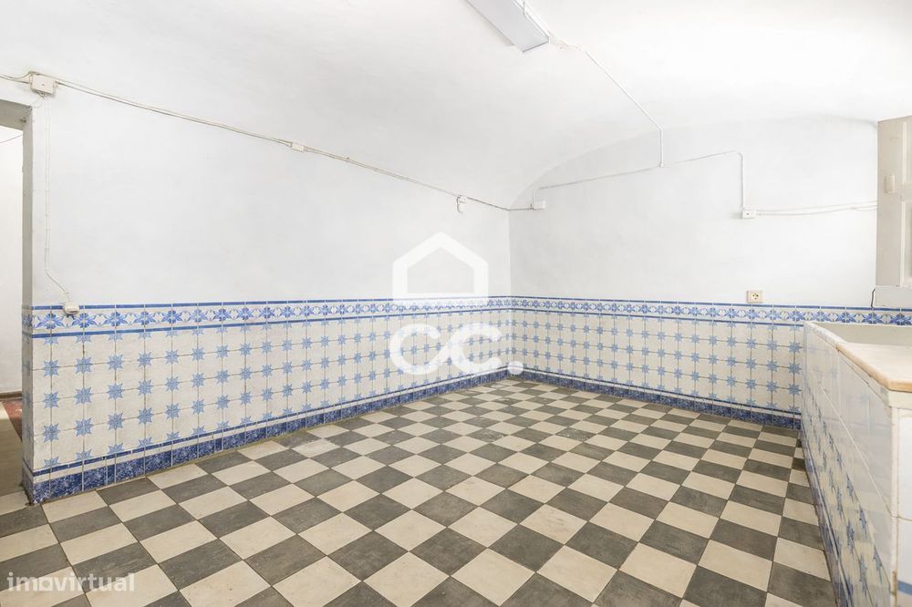 Moradia T3 Bifamiliar de 1º andar com Terraço no Centro Histórico de É