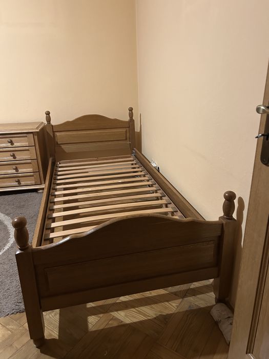 Dębowe łóżko wraz z materacem